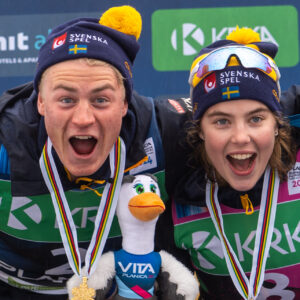 Alvar Myhlback och Evelina Crüsell efter damernas 10 km vid Junior-VM i skidor den 9 februari 2024 i Planica, Slovenien.